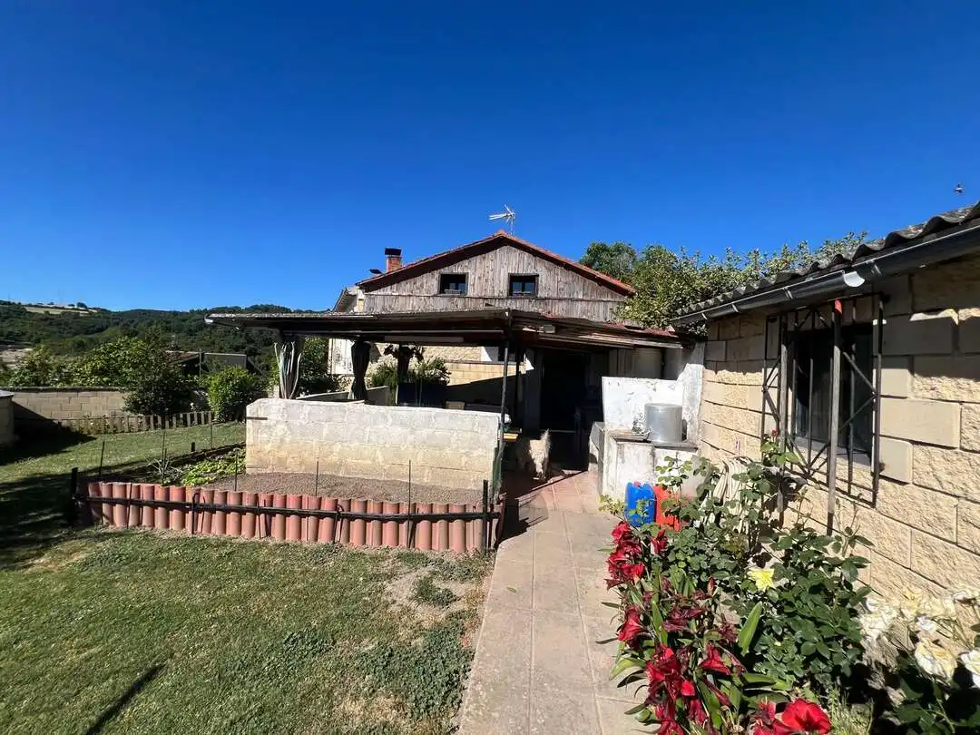 Vista exterior de Casa o xalet en venda en Añana amb Calefacció, Jardí privat i Traster