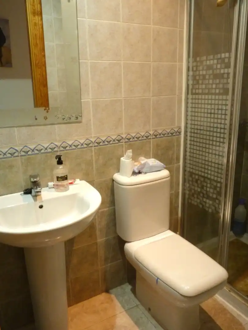 Badezimmer von Wohnung zum Verkauf in Coín mit Klimaanlage, Terrasse und Möbliert