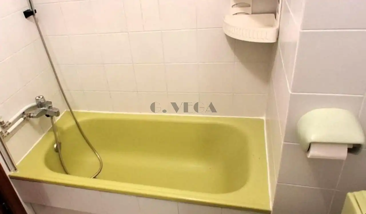 Baño de Piso en venta en Vigo  con Calefacción, Parquet y Trastero