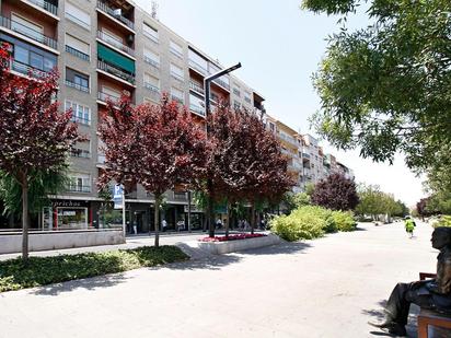 Vista exterior de Àtic en venda en  Granada Capital amb Calefacció i Terrassa