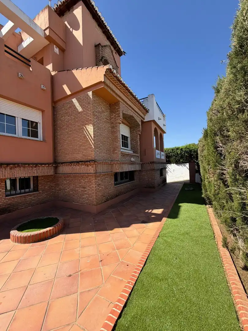 Vista exterior de Casa o chalet de alquiler en Ogíjares con Calefacción, Jardín privado y Piscina