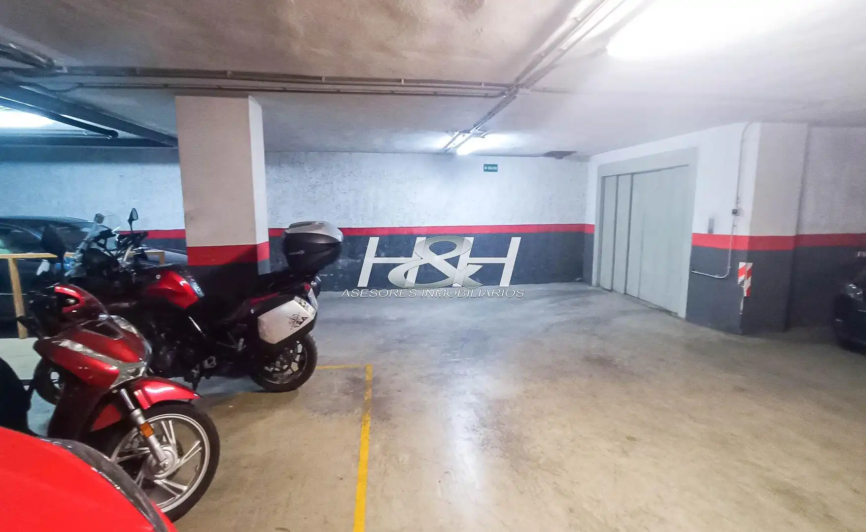 Parking de Piso en venta en Valencia con Trastero y Balcón