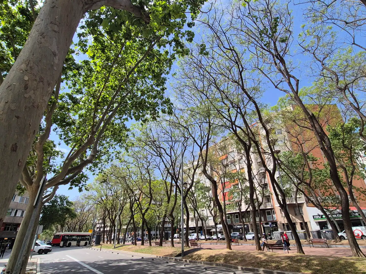 Vista exterior de Piso en venta en Barcelona con Calefacción, Horno y Balcón