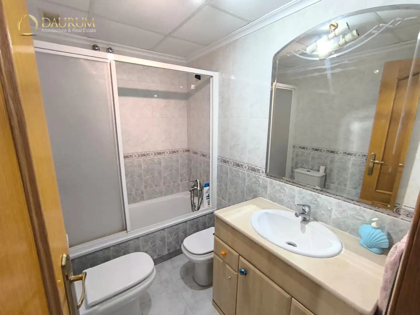 Badezimmer von Einfamilien-Reihenhaus zum Verkauf in Santa Pola mit Klimaanlage, Heizung und Privatgarten
