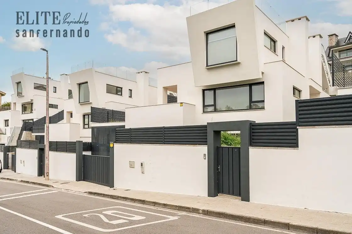 Vista exterior de Casa o chalet en venta en Suances con Calefacción, Jardín privado y Piscina