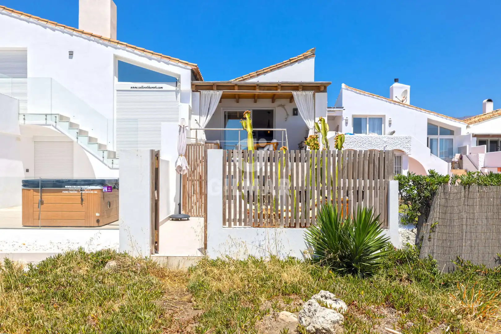 Vista exterior de Casa adosada en venda en Estepona amb Jardí privat