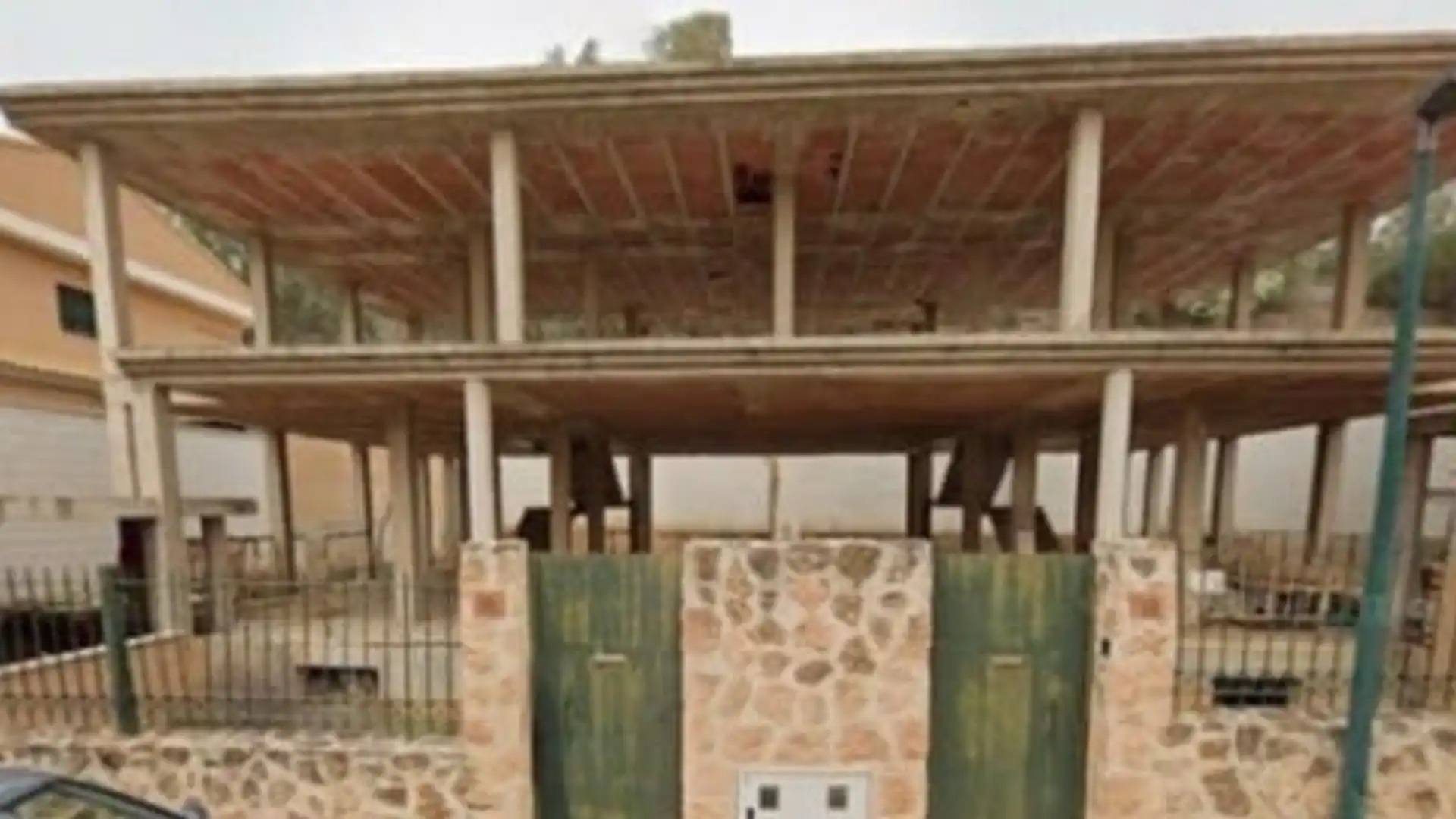 Vista exterior de Casa o xalet en venda en Puertollano amb Jardí privat i Terrassa