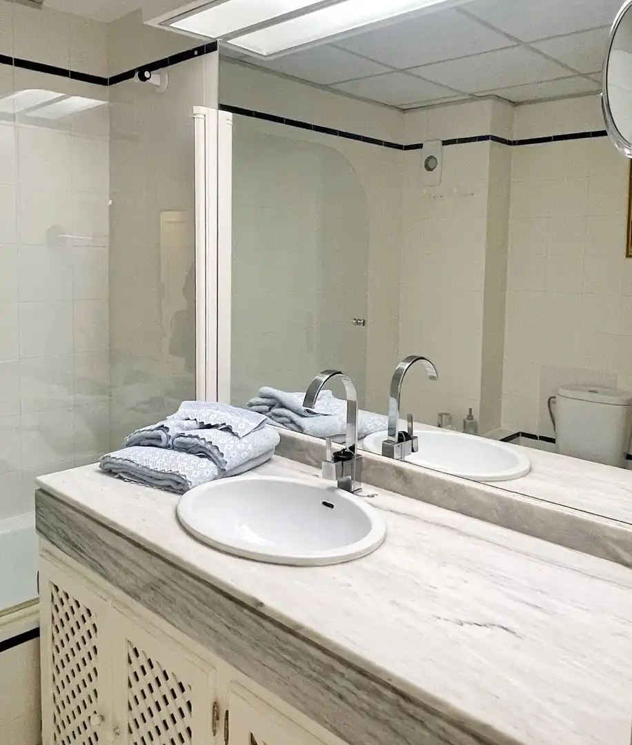 Bathroom of Apartments for rent in Marbella  with Air Conditioner, Terrace and Furnished