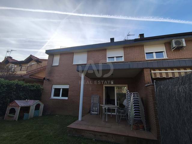 Casa adosada en Venta en Colegios