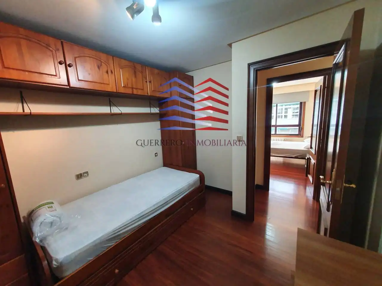 Habitación de Apartamento de alquiler en Ourense Capital  con Calefacción, Parquet y Amueblado