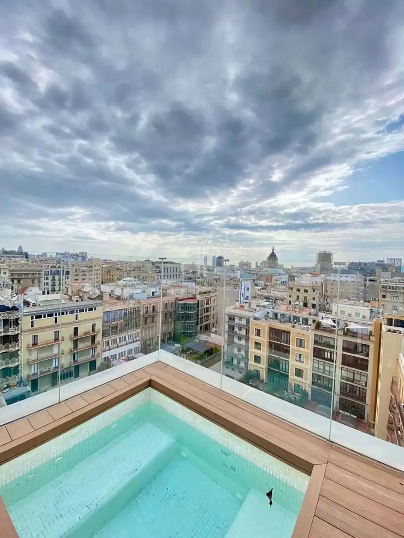 Vista exterior de Àtic de lloguer en Barcelona amb Terrassa, Piscina i Moblat