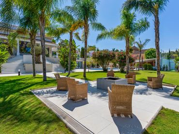 Chalet con piscina en venta en Guadalmina baja calle 8