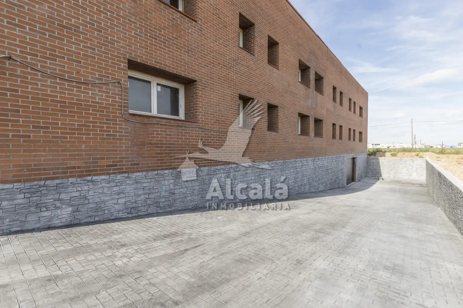 Vista exterior de Nave industrial en venta en Alcalá de Henares