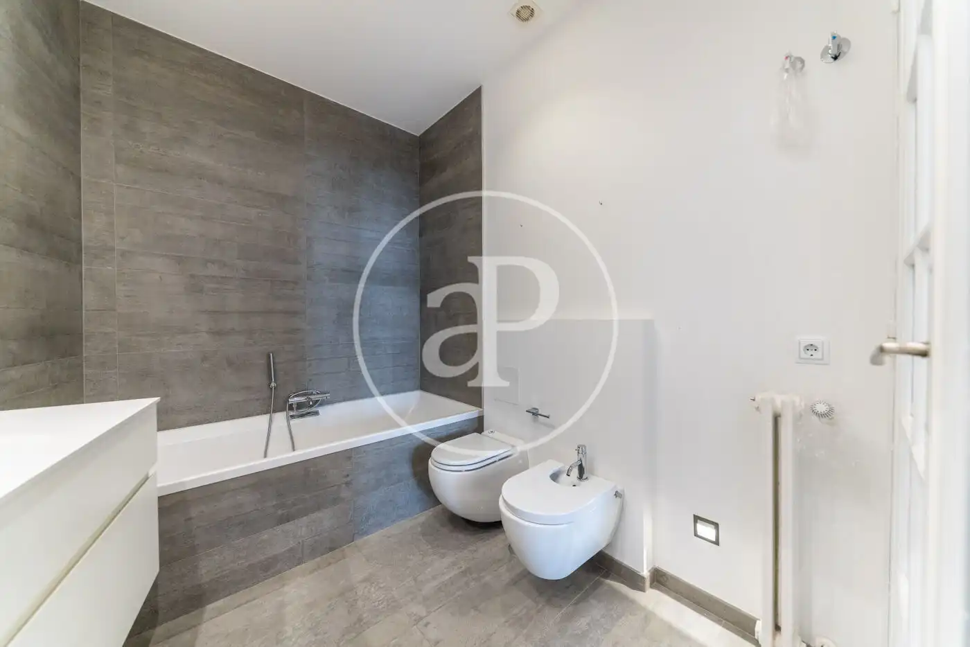 Bathroom of Flat for rent in Madrid  with Air Conditioner and Heating