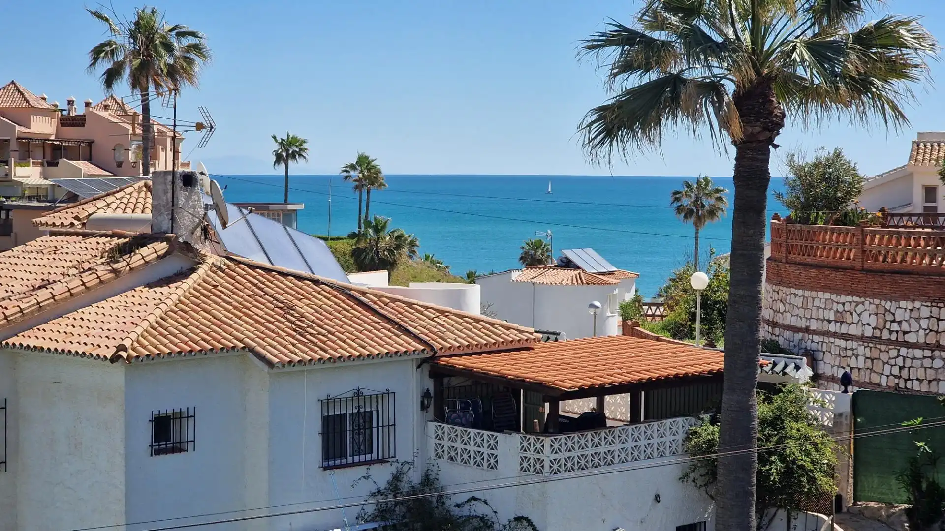 Vista exterior de Casa o xalet en venda en Mijas amb Aire condicionat, Jardí privat i Terrassa