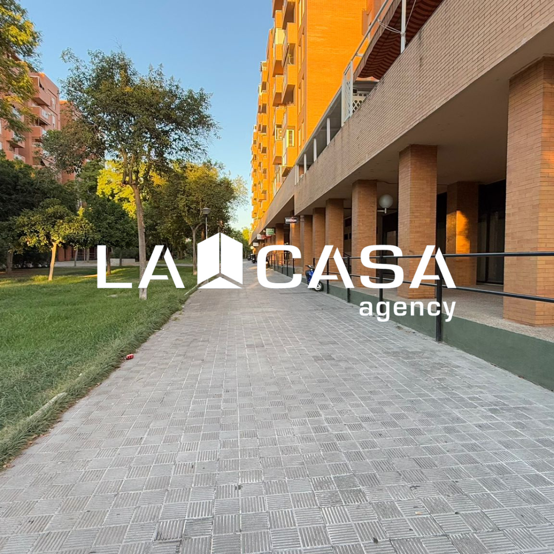Vista exterior de Piso en venta en  Sevilla Capital con Terraza y Piscina