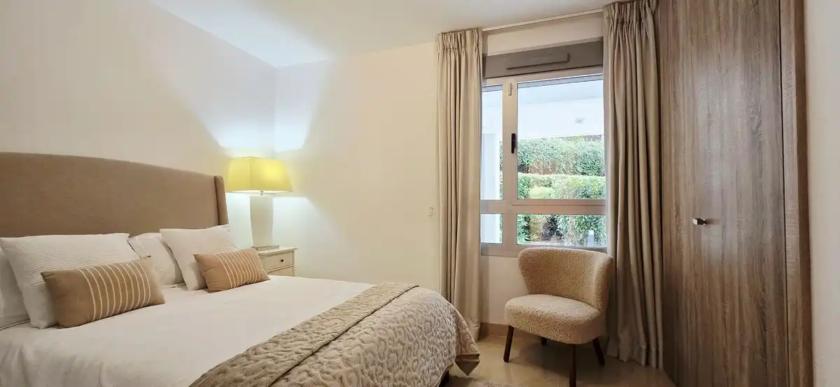 Bedroom of Flat for sale in Benahavís  with Air Conditioner, Terrace and Storage room