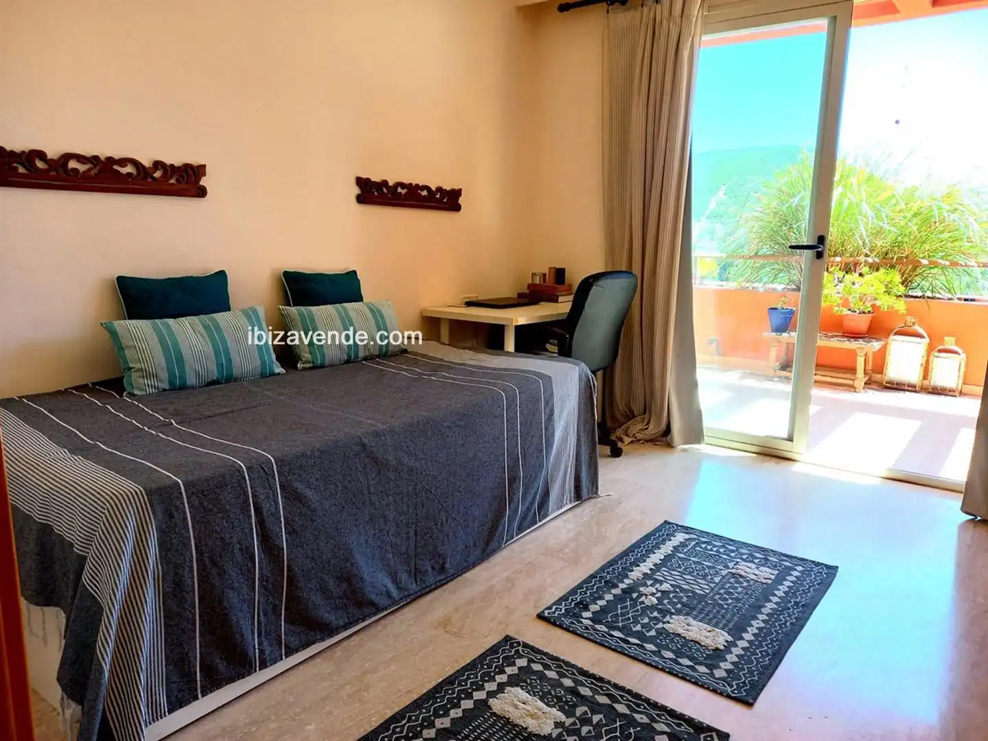 Schlafzimmer von Dachboden zum Verkauf in Santa Eulària des Riu mit Klimaanlage, Heizung und Terrasse
