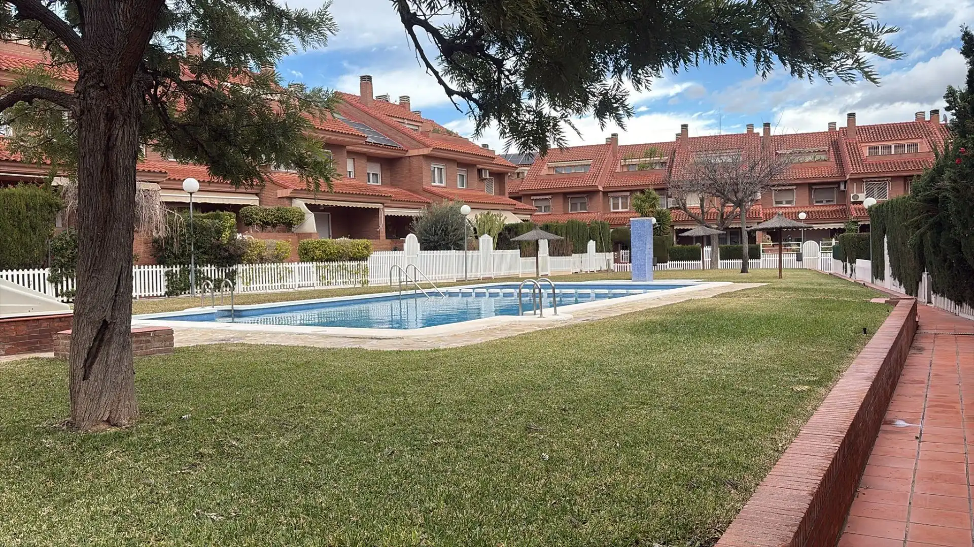 Piscina de Casa adosada en venta en Alicante / Alacant con Aire acondicionado, Calefacción y Jardín privado