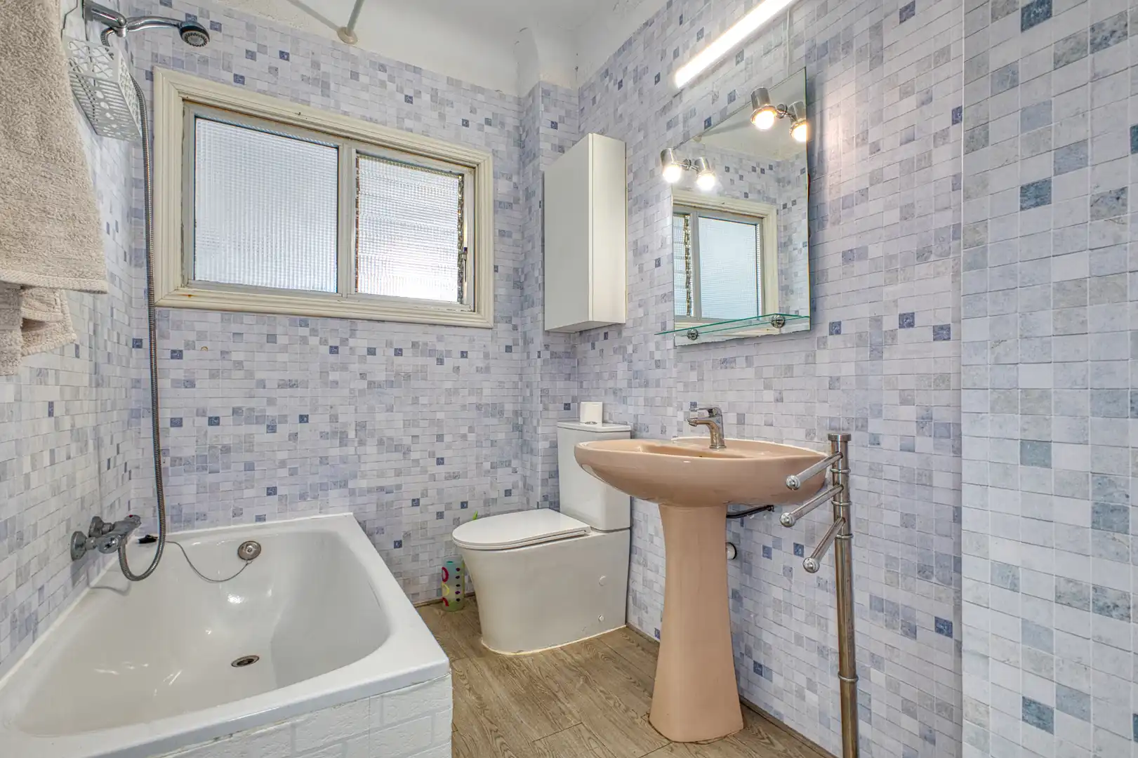 Badezimmer von Wohnung zum Verkauf in Jijona / Xixona mit Klimaanlage, Heizung und Parkett