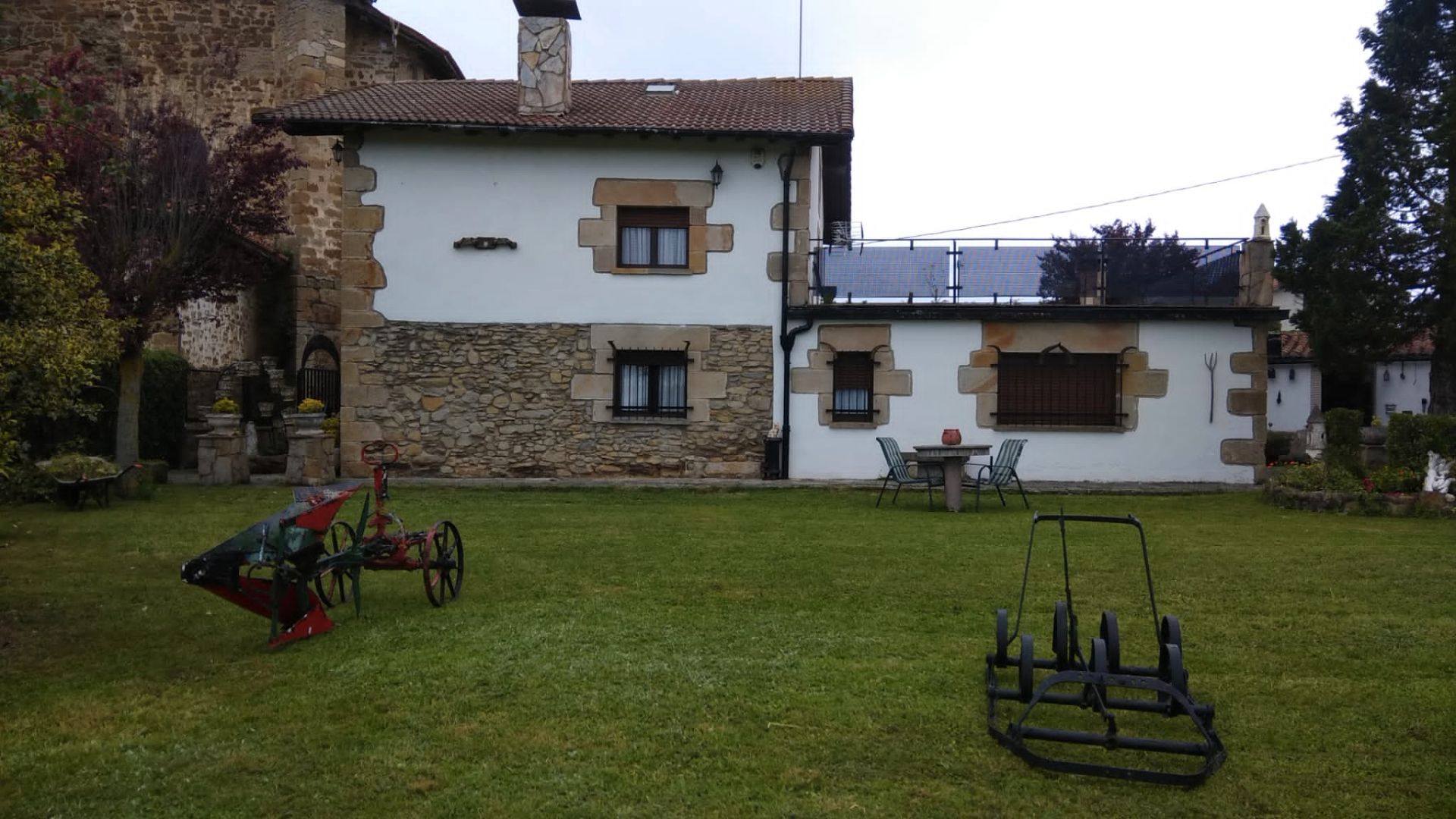 Vista exterior de Finca rústica en venda en Legutio amb Jardí privat, Terrassa i Piscina