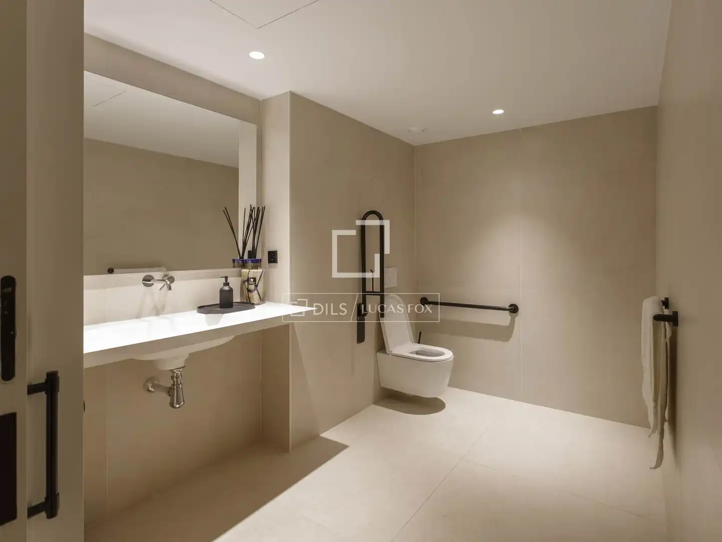 Baño de Piso de alquiler en Madrid con Aire acondicionado, Terraza y Piscina