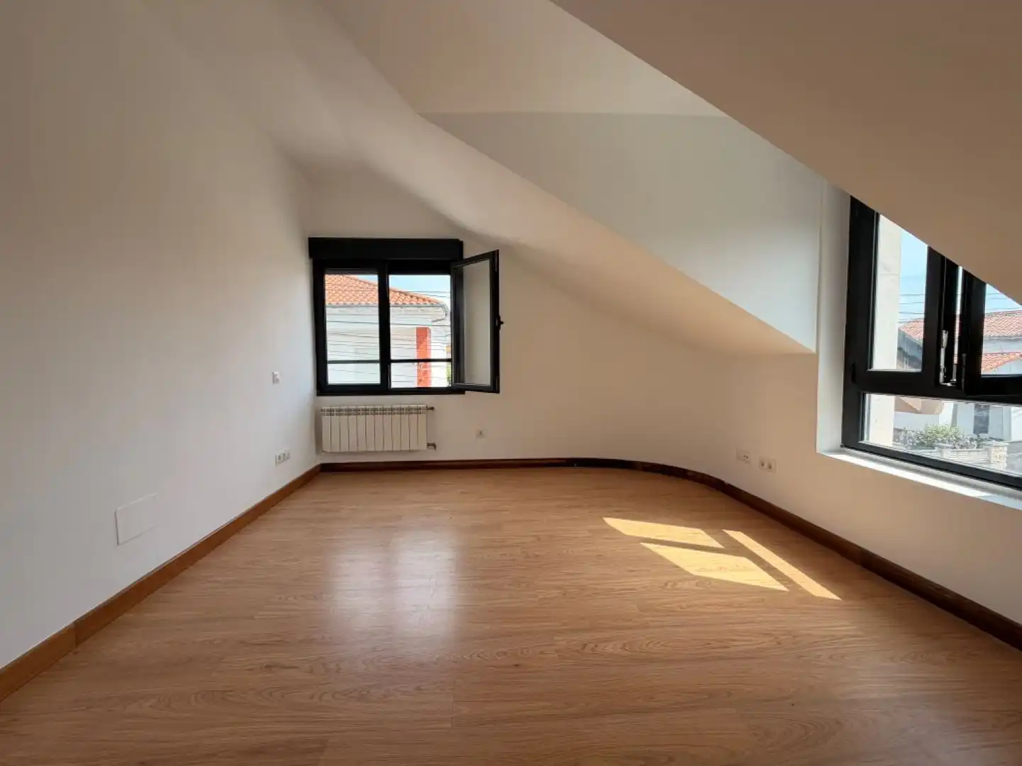 Habitación de Casa o chalet en venta en Torrelavega  con Calefacción, Jardín privado y Parquet