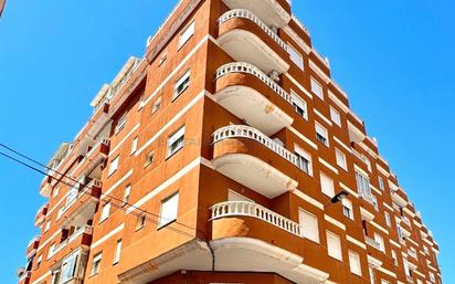 Außenansicht von Wohnungen zum verkauf in Torrevieja mit Klimaanlage und Terrasse