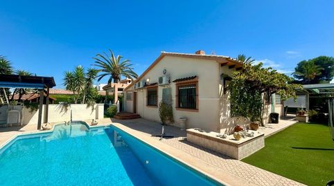 iexclOs presentamos este precioso chalet en una planta en Cabo Roig!  Situada a solo 10 minutos de la playa, ubicado en una de las