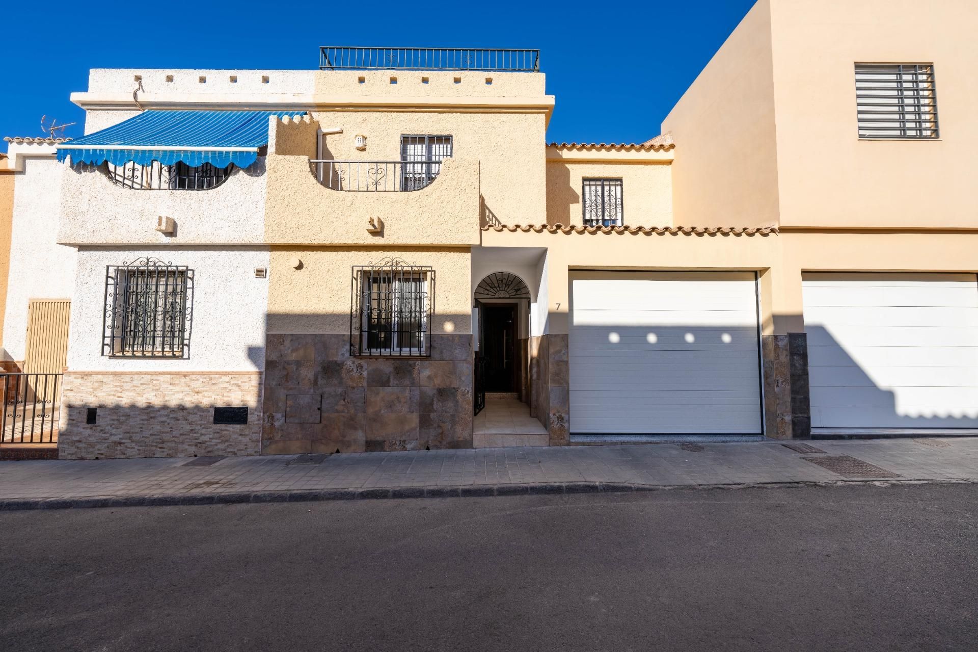 Exterior view of House or chalet for sale in  Almería Capital  with Air Conditioner and Terrace
