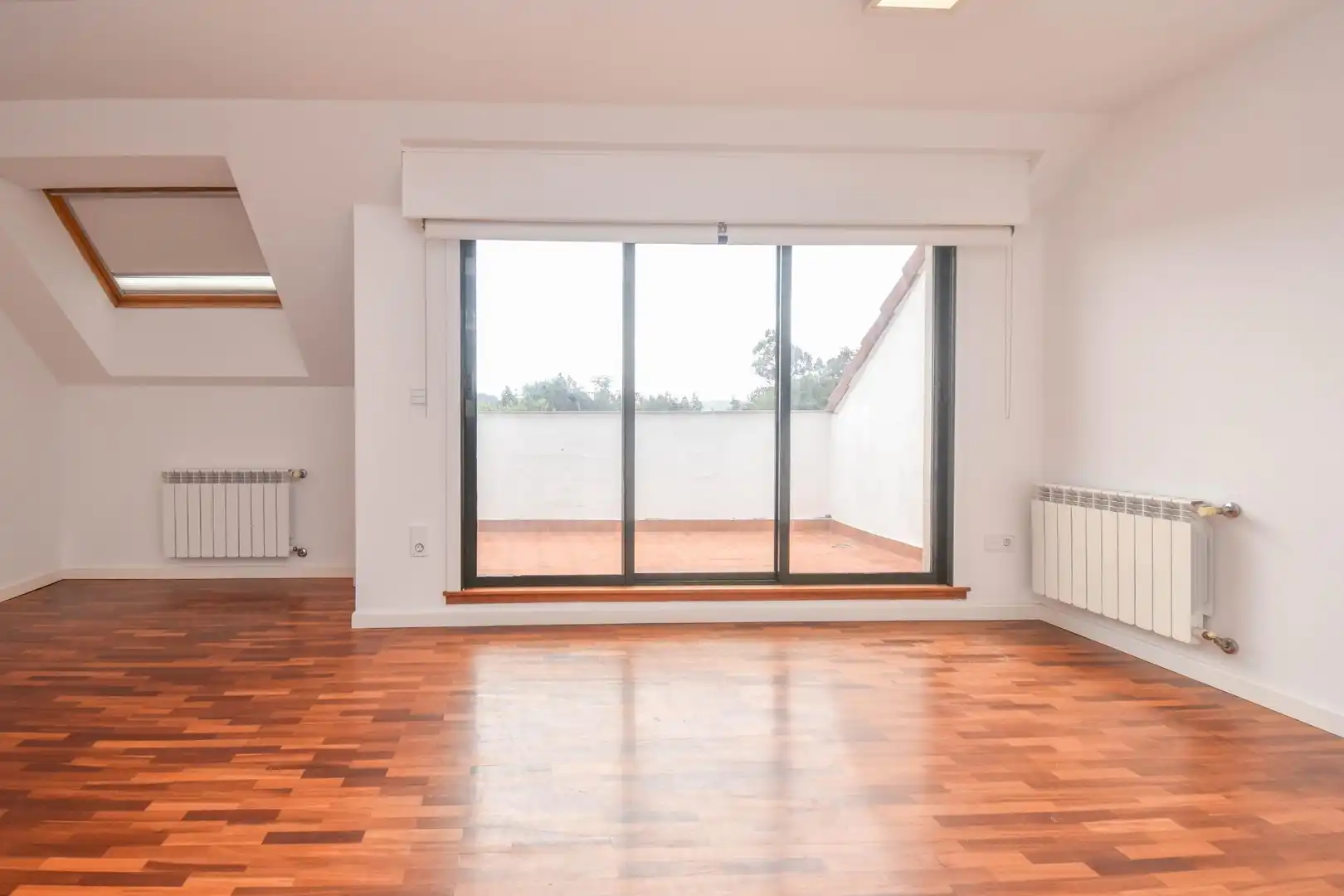 Sala d'estar de Àtic de lloguer en Cambre  amb Calefacció, Parquet i Terrassa