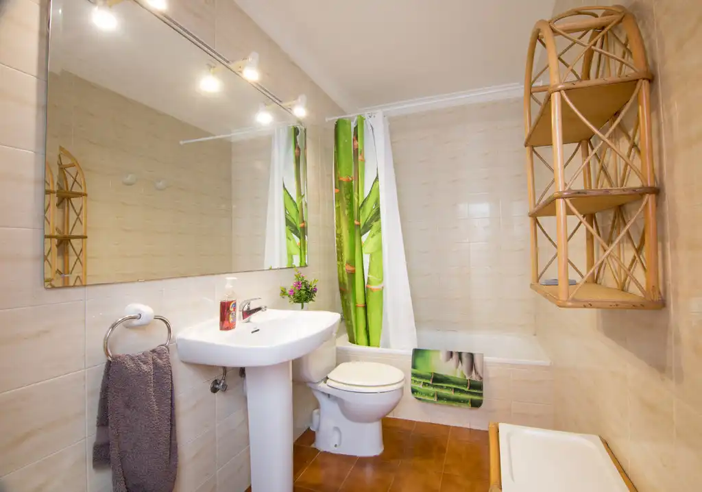 Baño de Piso de alquiler en Dénia con Aire acondicionado, Calefacción y Terraza