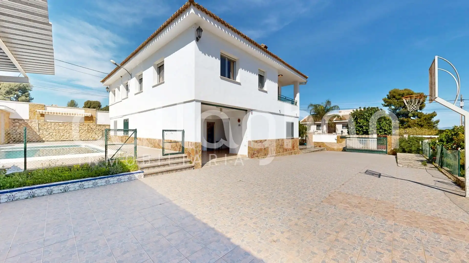 Vista exterior de Casa o xalet en venda en Chiva amb Aire condicionat, Jardí privat i Terrassa