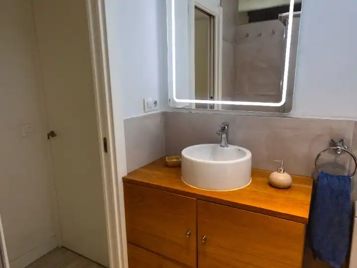Bany de Apartament de lloguer en Madrid amb Aire condicionat, Calefacció i Moblat