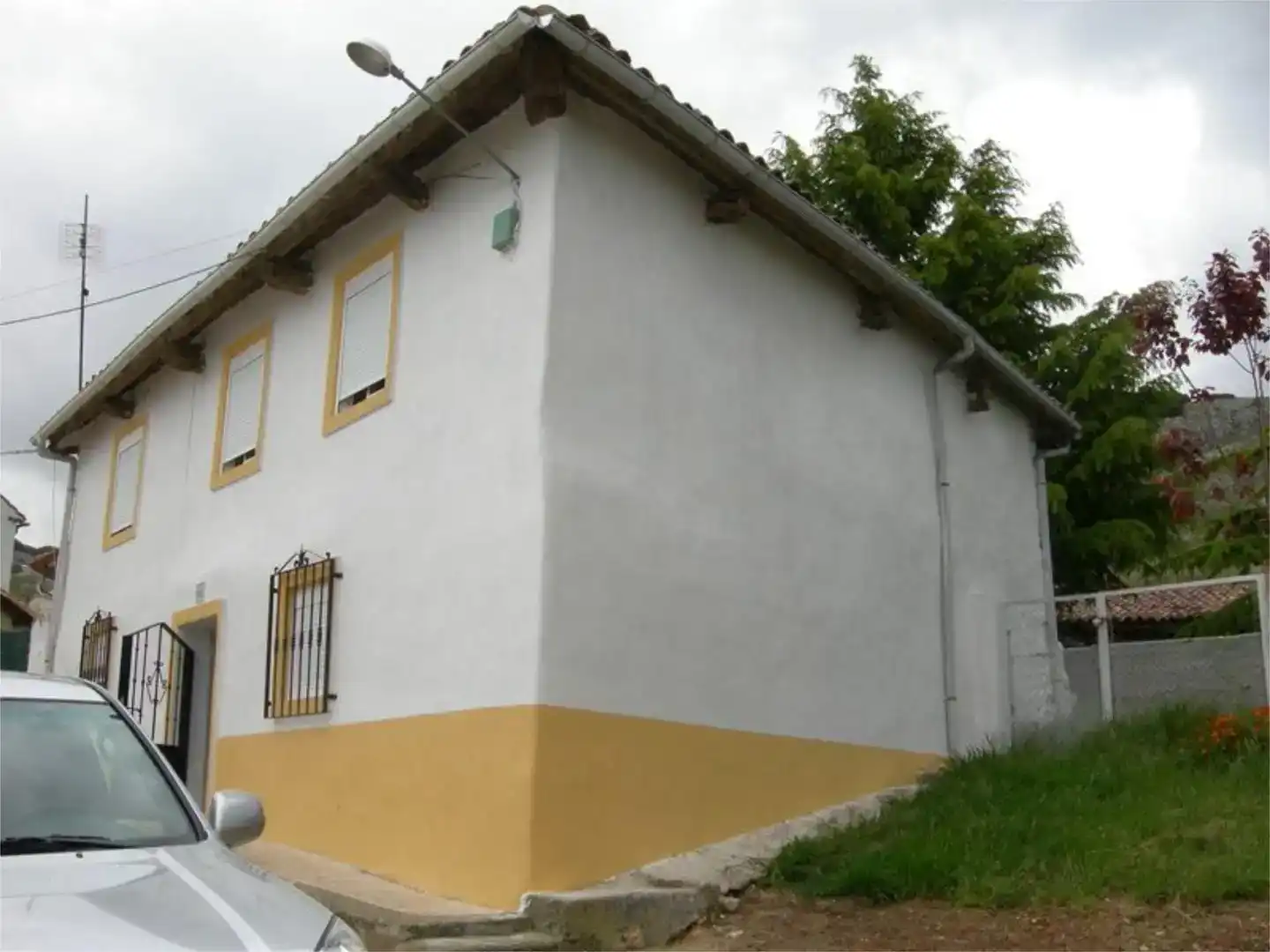 Vista exterior de Pis en venda en Sotresgudo amb Jardí privat