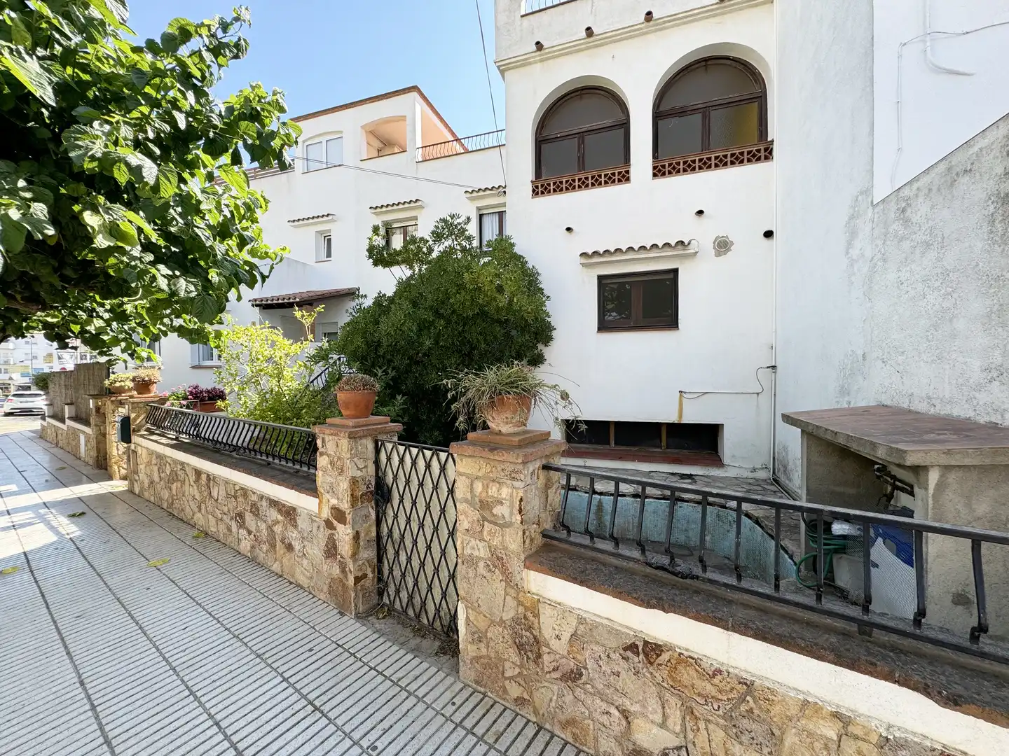 Vista exterior de Casa adosada en venta en L'Escala con Jardín privado, Terraza y Amueblado