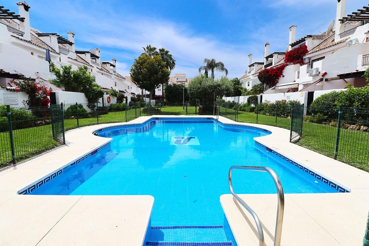 Jardí de Casa adosada en venda en Marbella amb Terrassa i Piscina comunitària