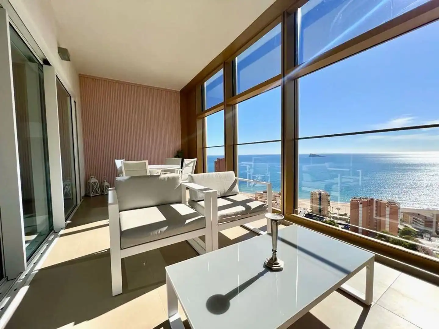 Sala d'estar de Casa o xalet de lloguer en Benidorm amb Aire condicionat, Jardí privat i Moblat