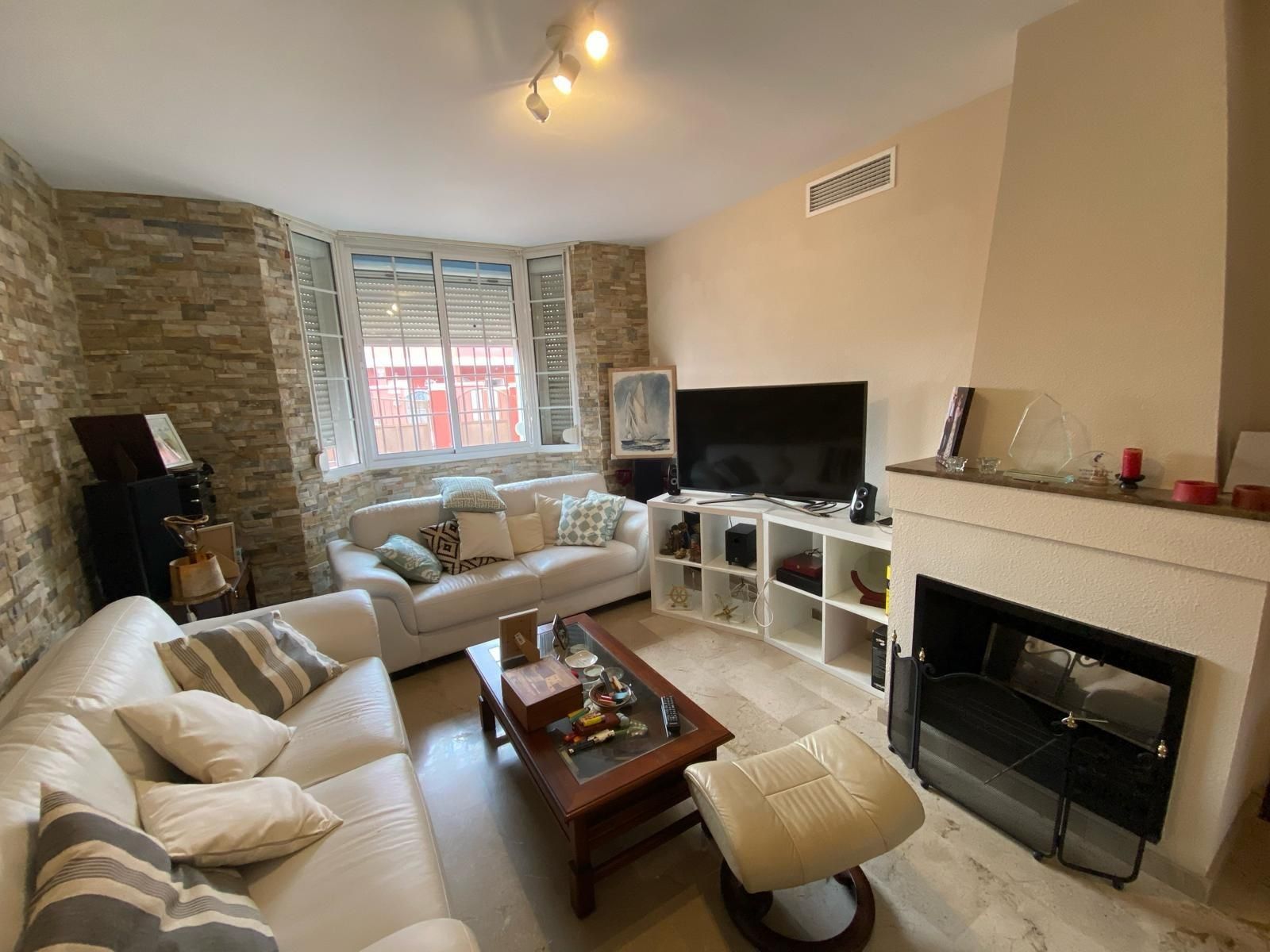 Sala de estar de Casa adosada en venta en Bollullos de la Mitación con Aire acondicionado, Terraza y Alarma