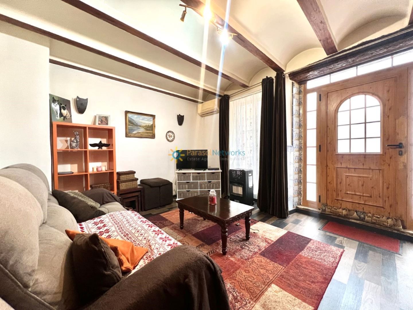 Sala d'estar de Casa adosada en venda en El Palomar amb Terrassa