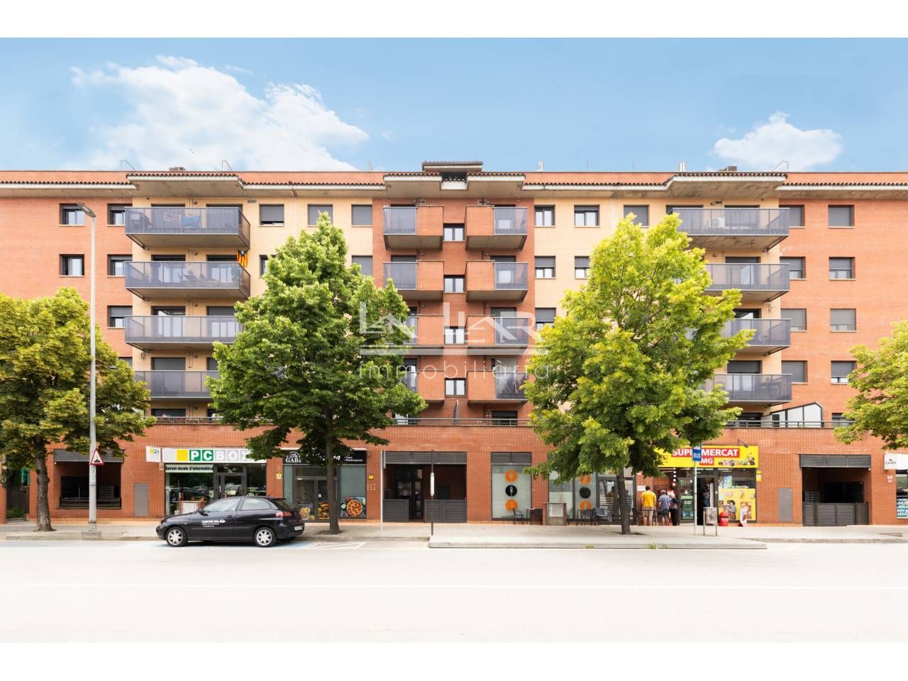 Vista exterior de Àtic en venda en Vic amb Calefacció, Parquet i Terrassa