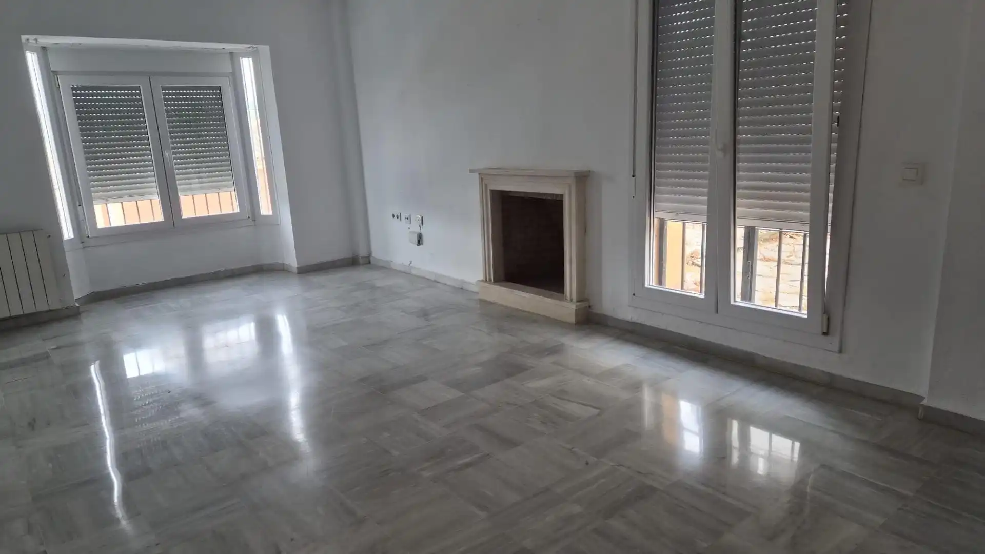 Sala d'estar de Casa o xalet en venda en Algeciras amb Calefacció, Jardí privat i Terrassa