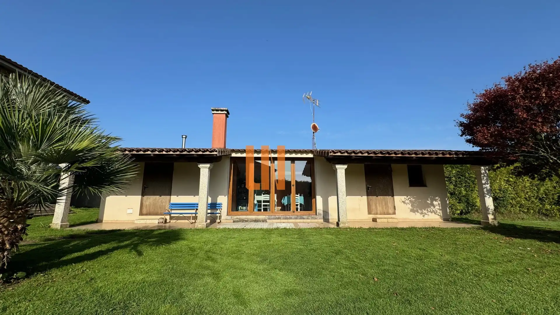 Vista exterior de Casa o xalet en venda en Carballo amb Calefacció, Jardí privat i Terrassa