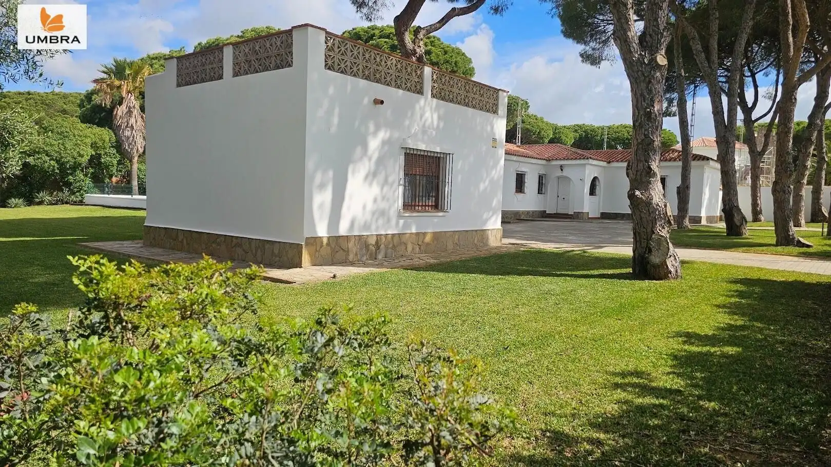 Vista exterior de Casa o xalet en venda en Chiclana de la Frontera amb Aire condicionat, Calefacció i Jardí privat