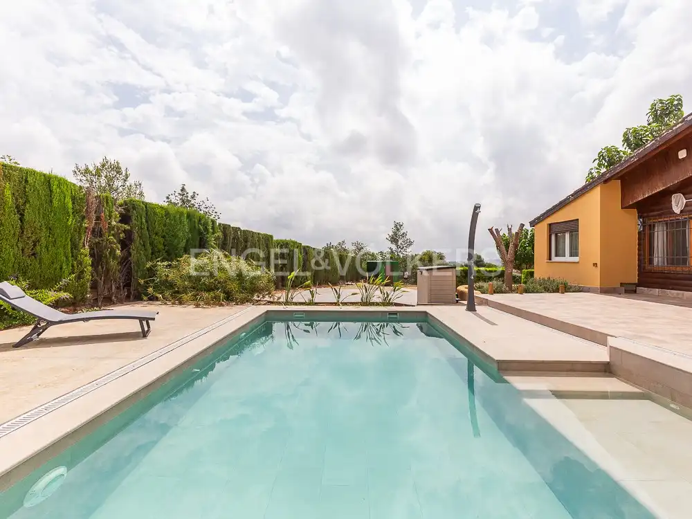 Piscina de Casa o chalet de alquiler en Torrent con Aire acondicionado, Calefacción y Jardín privado