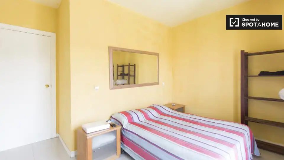Bedroom of Flat for share in Hortaleza