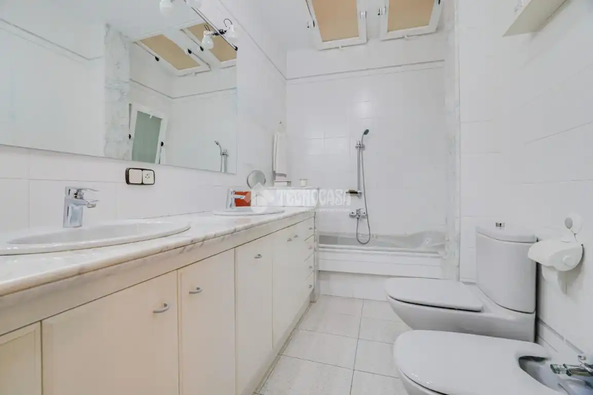 Badezimmer von Einfamilien-Reihenhaus zum Verkauf in Terrassa mit Terrasse
