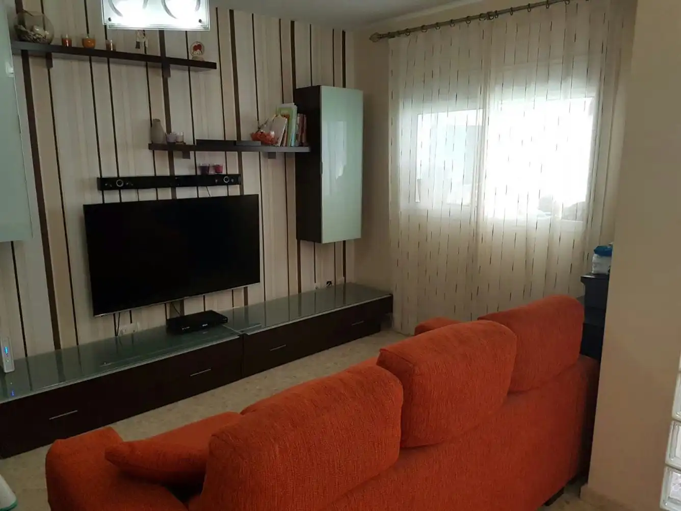 Sala d'estar de Casa adosada en venda en Algeciras amb Jardí privat, Traster i Moblat
