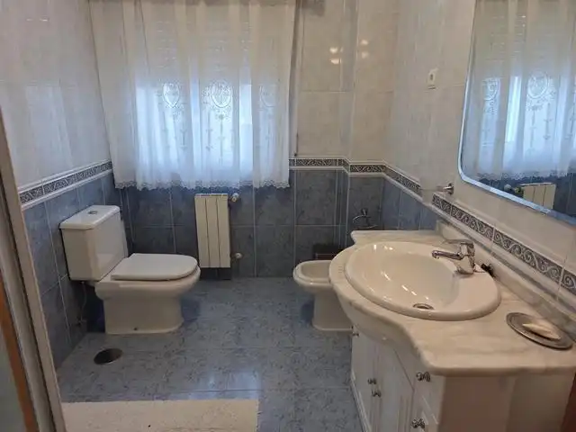 Badezimmer von Wohnung zur Miete in Ames mit Heizung, Möbliert und Ofen