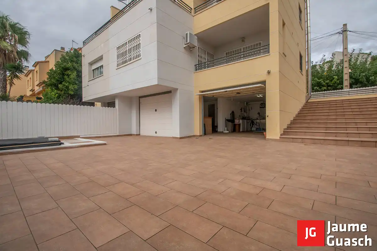 Außenansicht von Einfamilien-Reihenhaus zum Verkauf in Torredembarra mit Klimaanlage, Heizung und Privatgarten